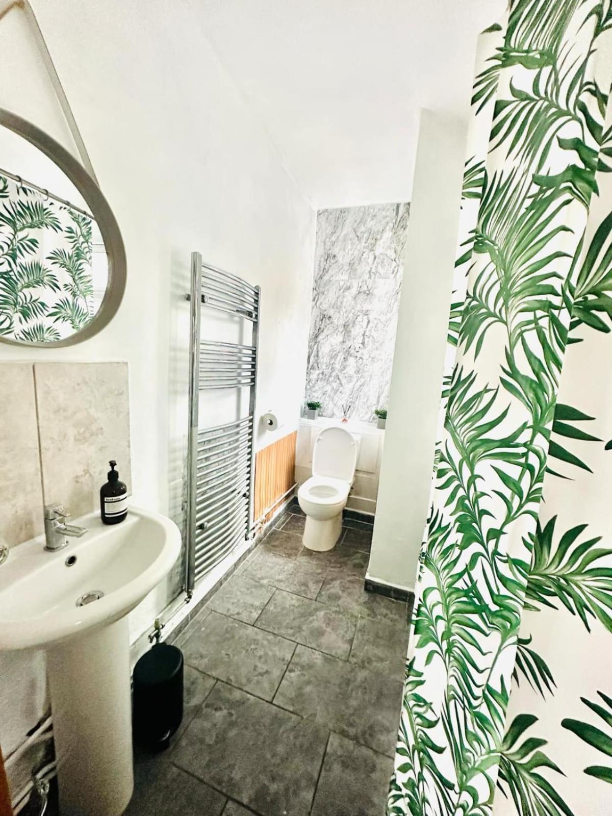 Free Parking, Walkable To 3 Bedroom House *