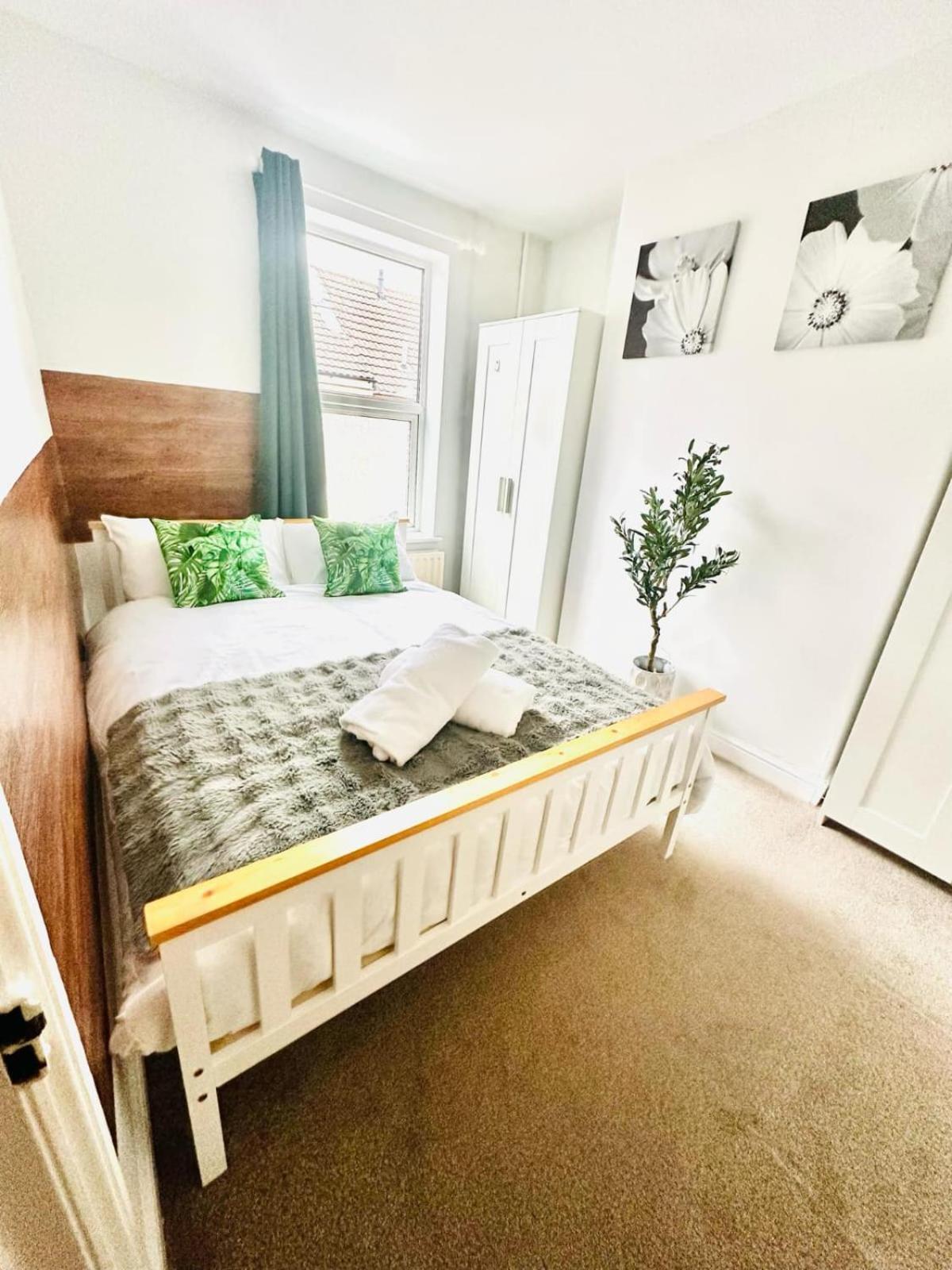 Free Parking, Walkable To 3 Bedroom House