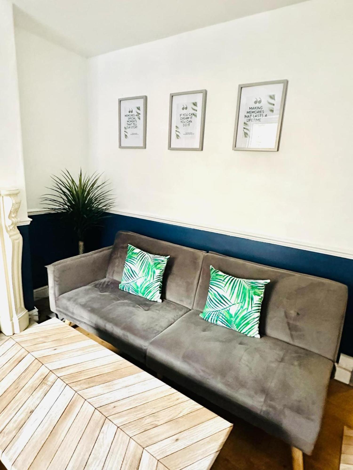 Free Parking, Walkable To 3 Bedroom House