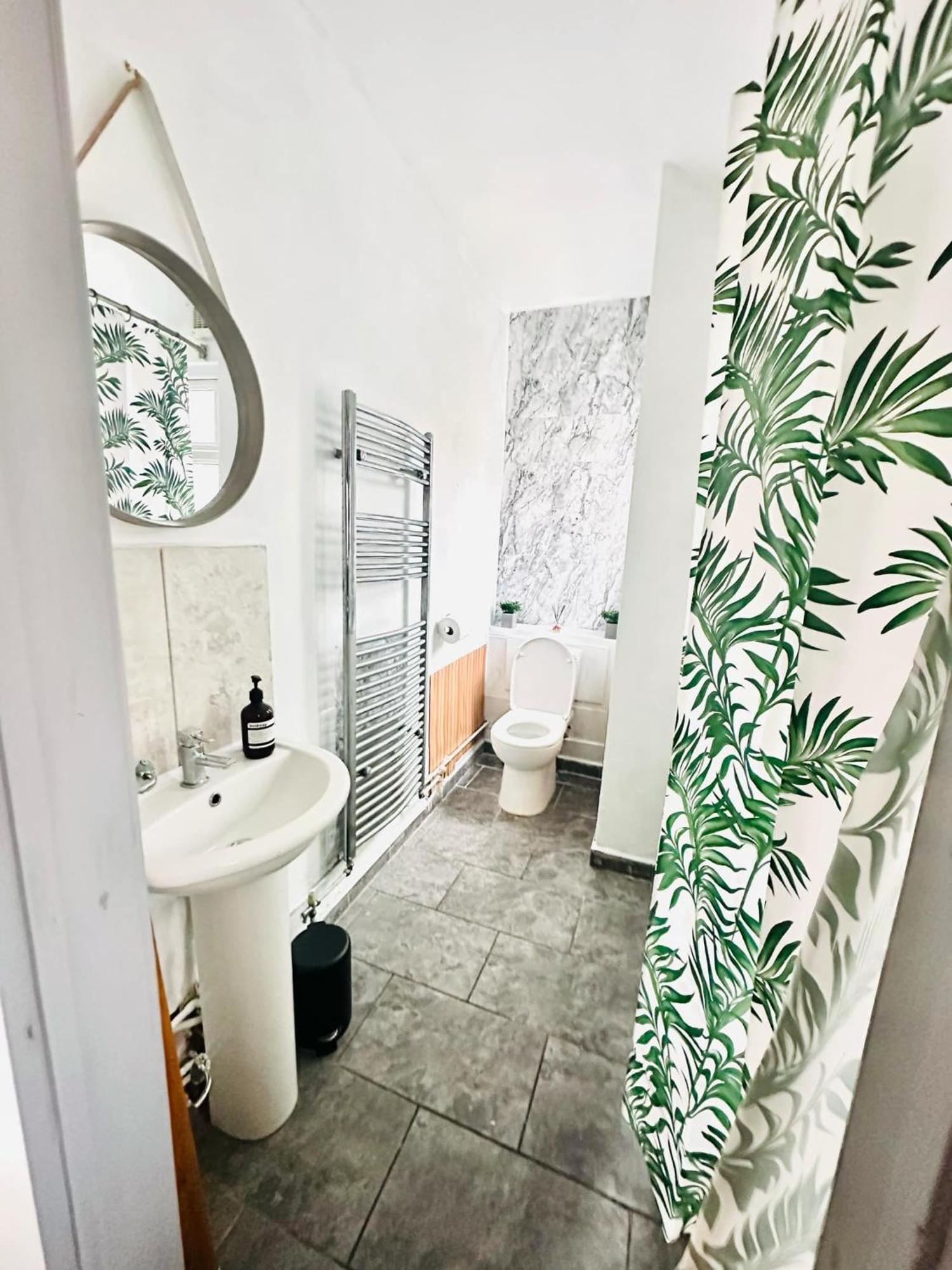 Free Parking, Walkable To 3 Bedroom House Appartamento