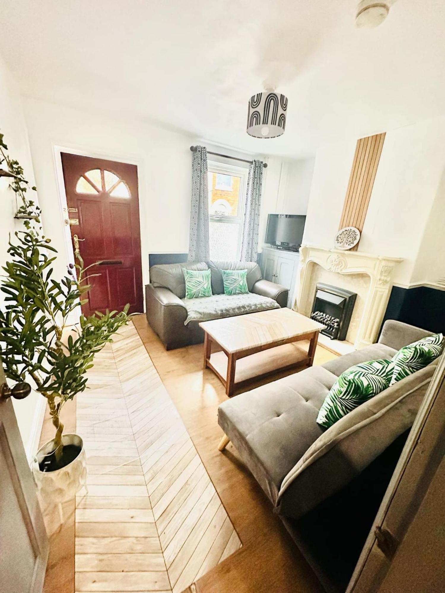 Free Parking, Walkable To 3 Bedroom House Appartamento