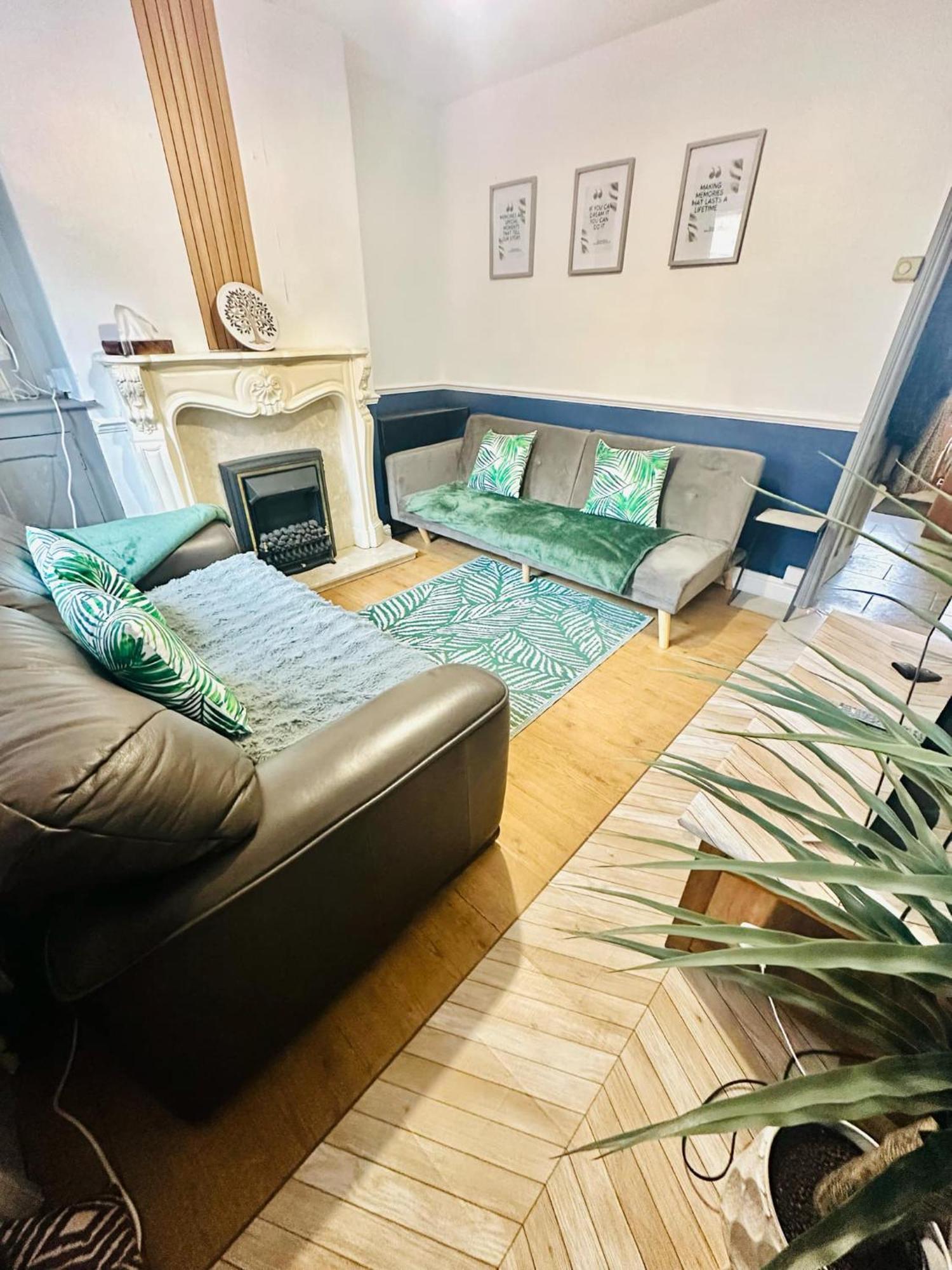 Free Parking, Walkable To 3 Bedroom House Lincoln